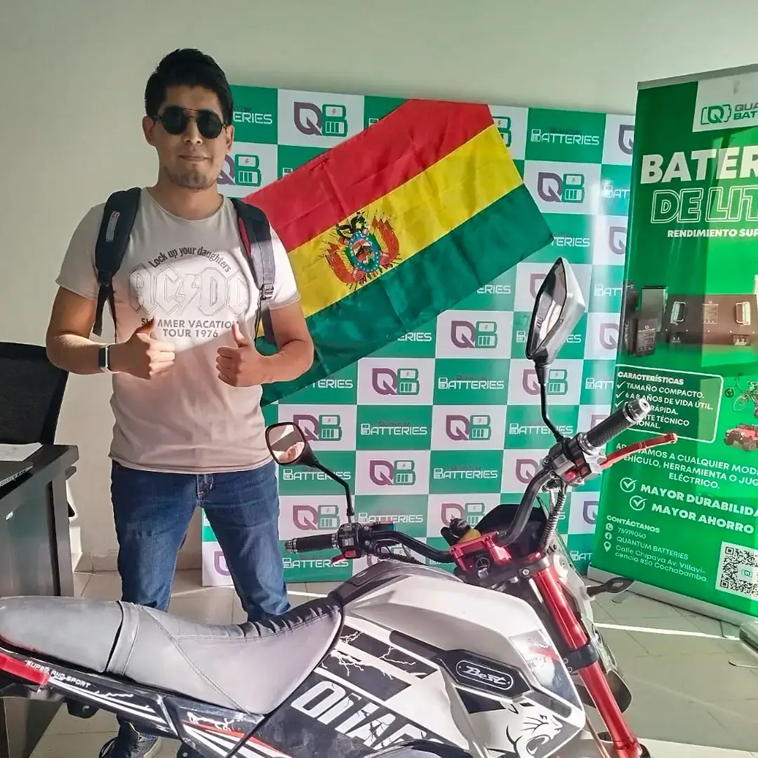 Cliente en tienda QB con moto eléctrica tipo deportiva.