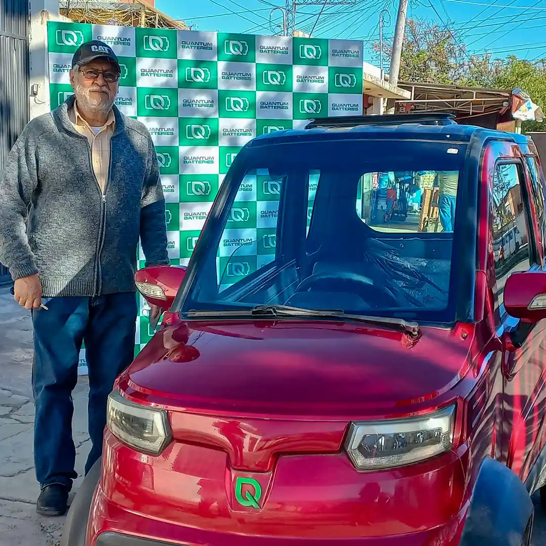 Cliente y su auto eléctrico con batería de litio QB.