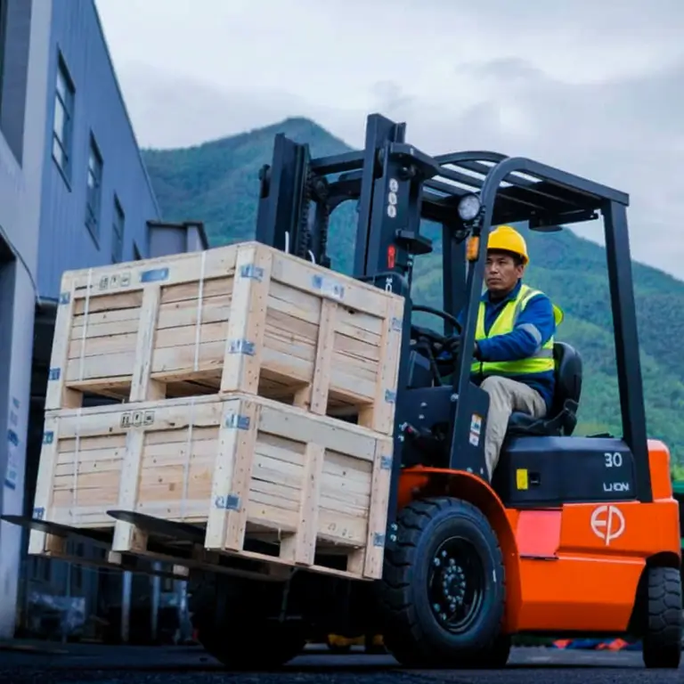 Operador en auto elevador eléctrico con batería de litio